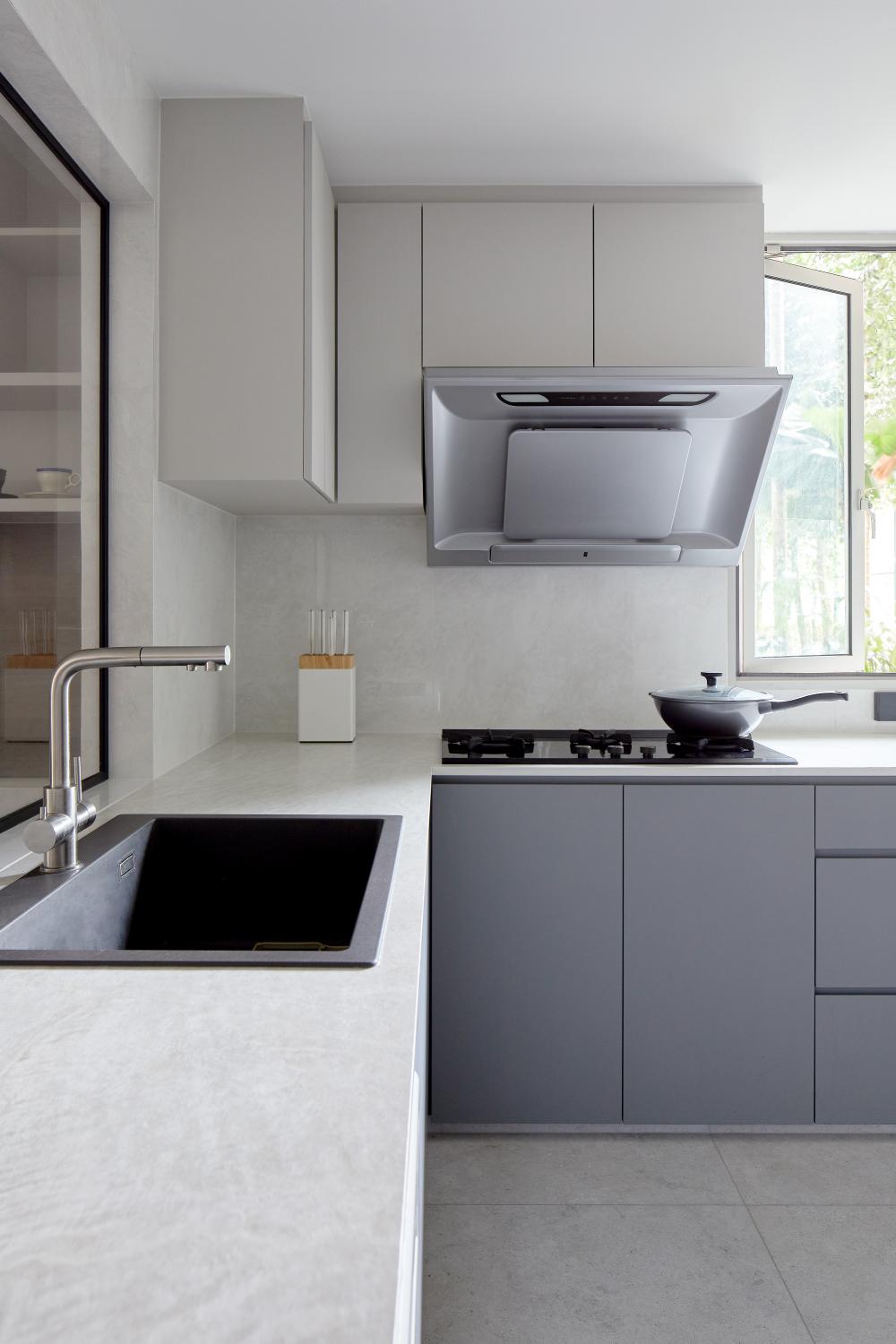 Modern Kitchen with Countertop and Homogeneous Tiles