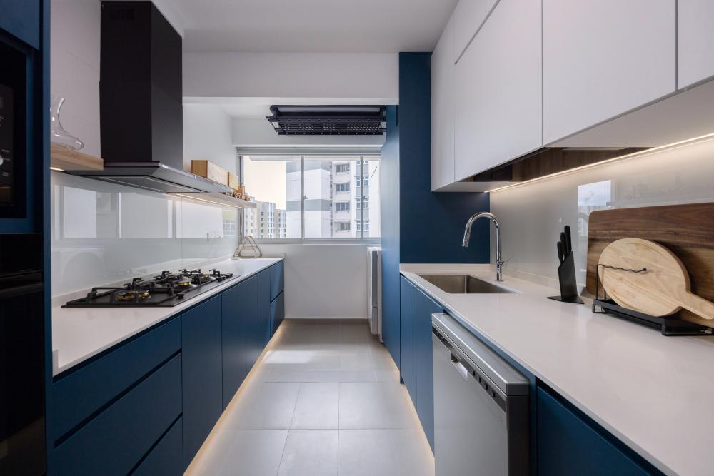 Modern Kitchen with Countertop and Homogeneous Tiles