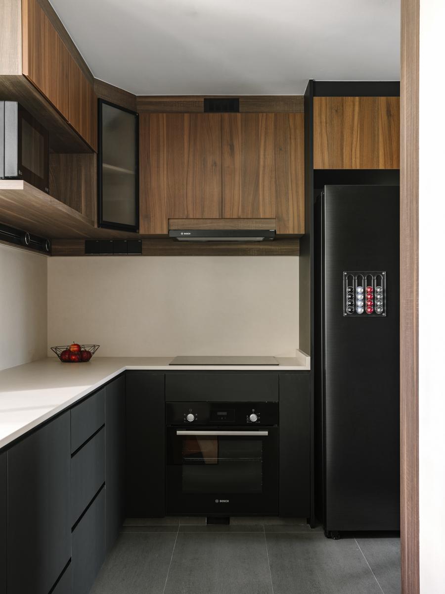 Modern Kitchen with Kitchen Island and Kitchen Backsplash