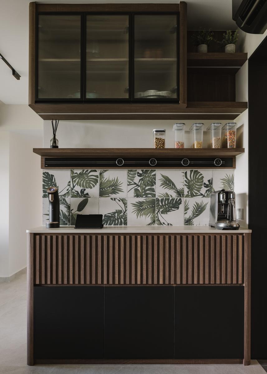 Modern Pantry with Kitchen Island and Kitchen Backsplash