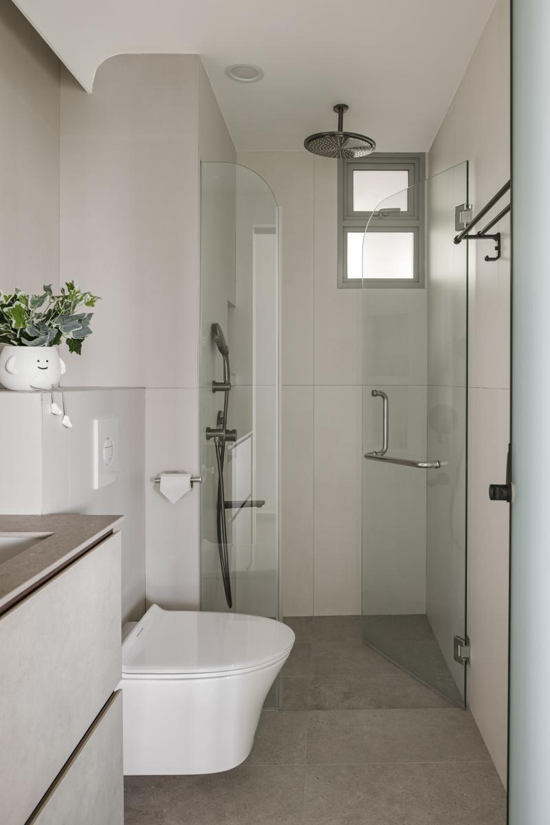 Modern Bathroom with Shower Screen and Rainshower