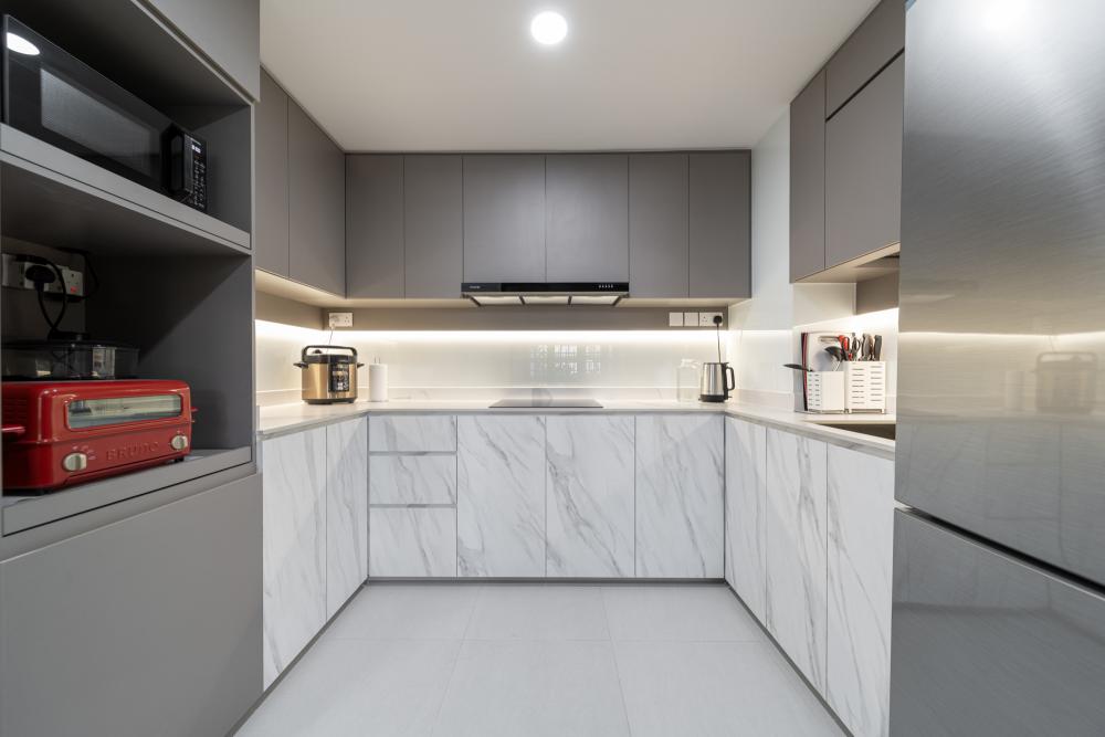 Contemporary Kitchen with Countertop and Kitchen Backsplash