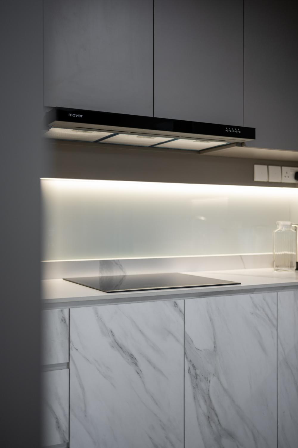 Contemporary Kitchen with Countertop and Kitchen Backsplash