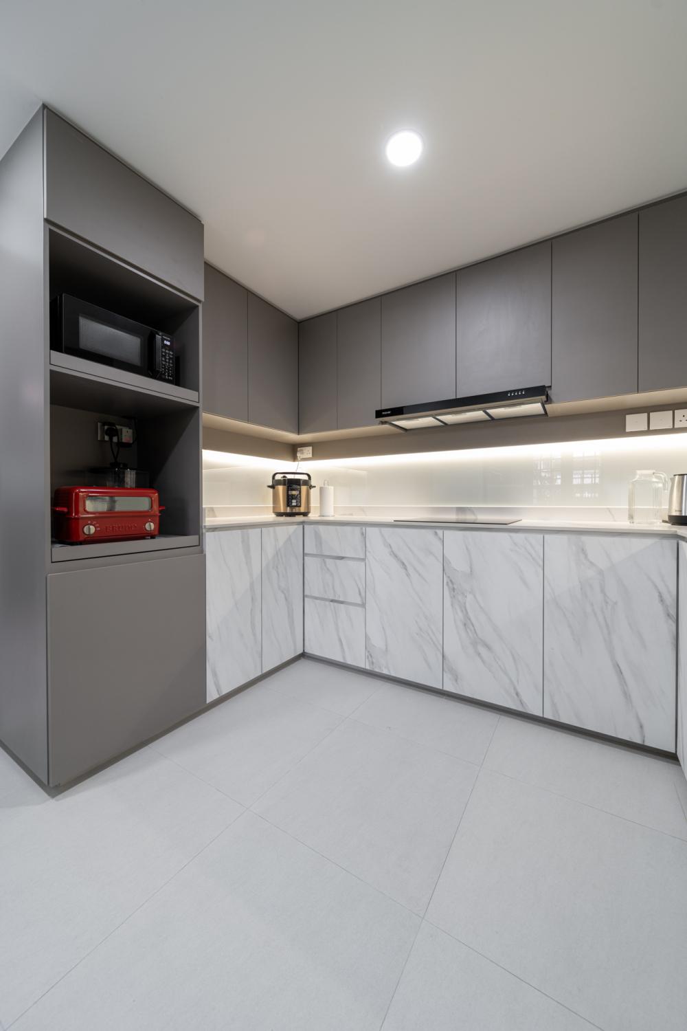 Contemporary Kitchen with Countertop and Kitchen Backsplash