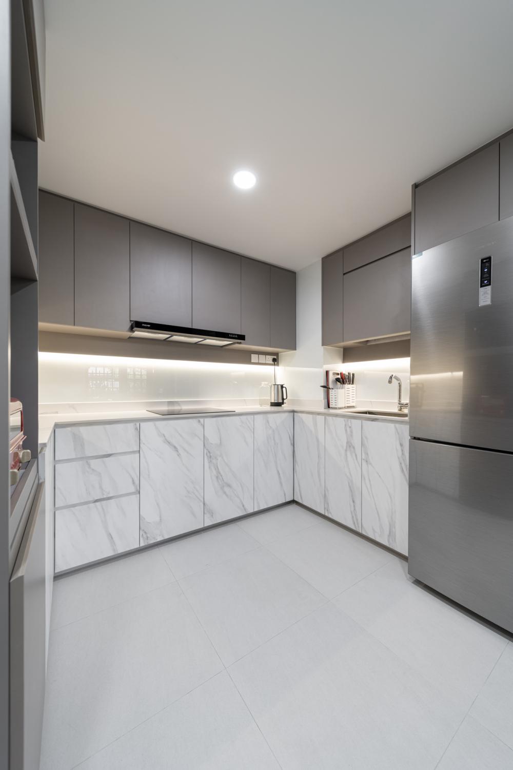 Contemporary Kitchen with Countertop and Kitchen Backsplash