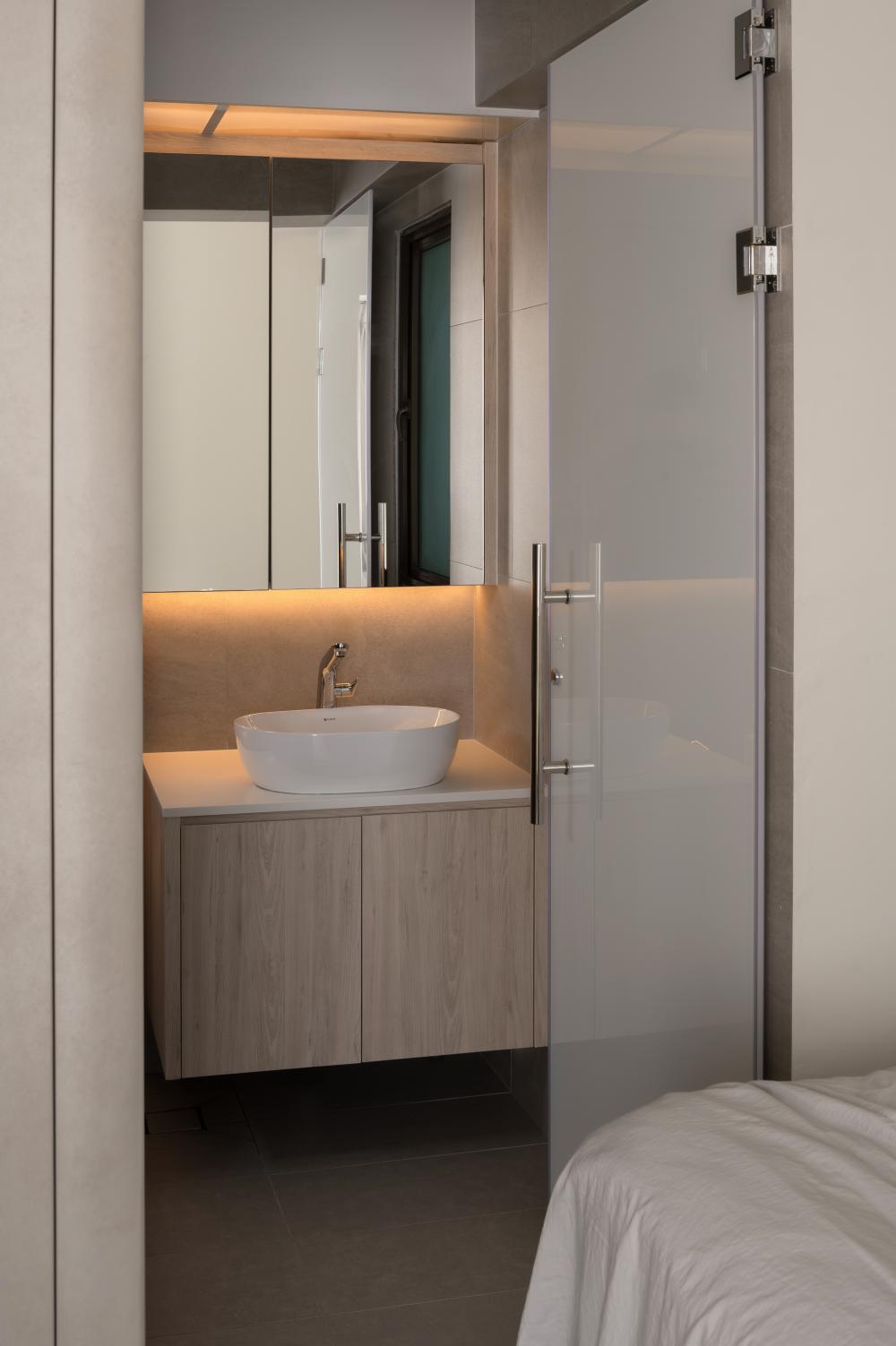 Scandinavian Bathroom with Countertop and Homogeneous Tiles