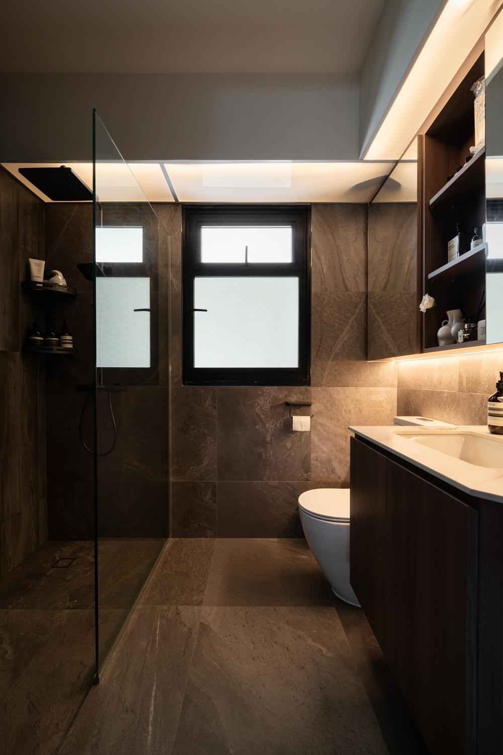 Modern Bathroom with Mirror and Bathroom Storage