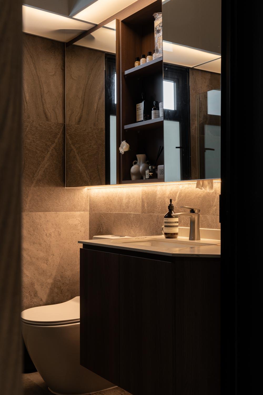 Modern Bathroom with Homogeneous Tiles and Mirror