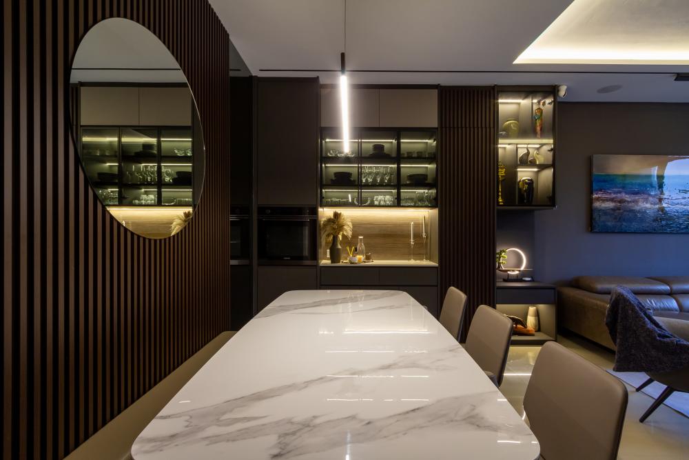 Modern Dining Room with Dining Table and Dining Chairs
