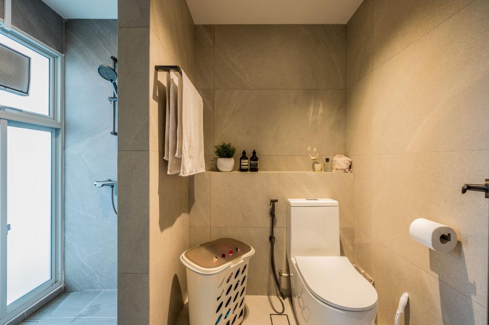 Transitional Bathroom with Homogeneous Tiles and Laundry Baskets