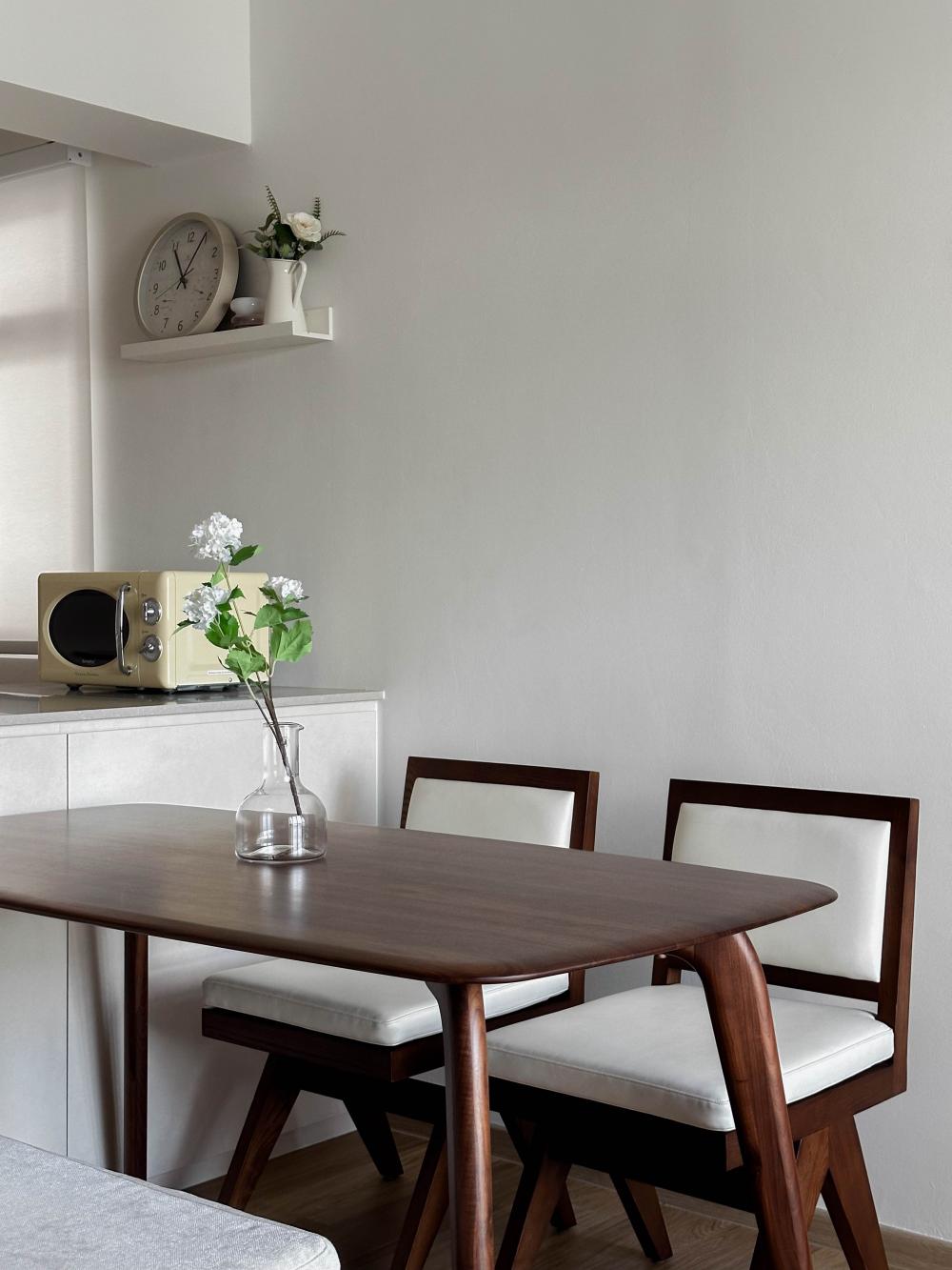 Scandinavian Dining Room with Dining Table and Dining Chairs