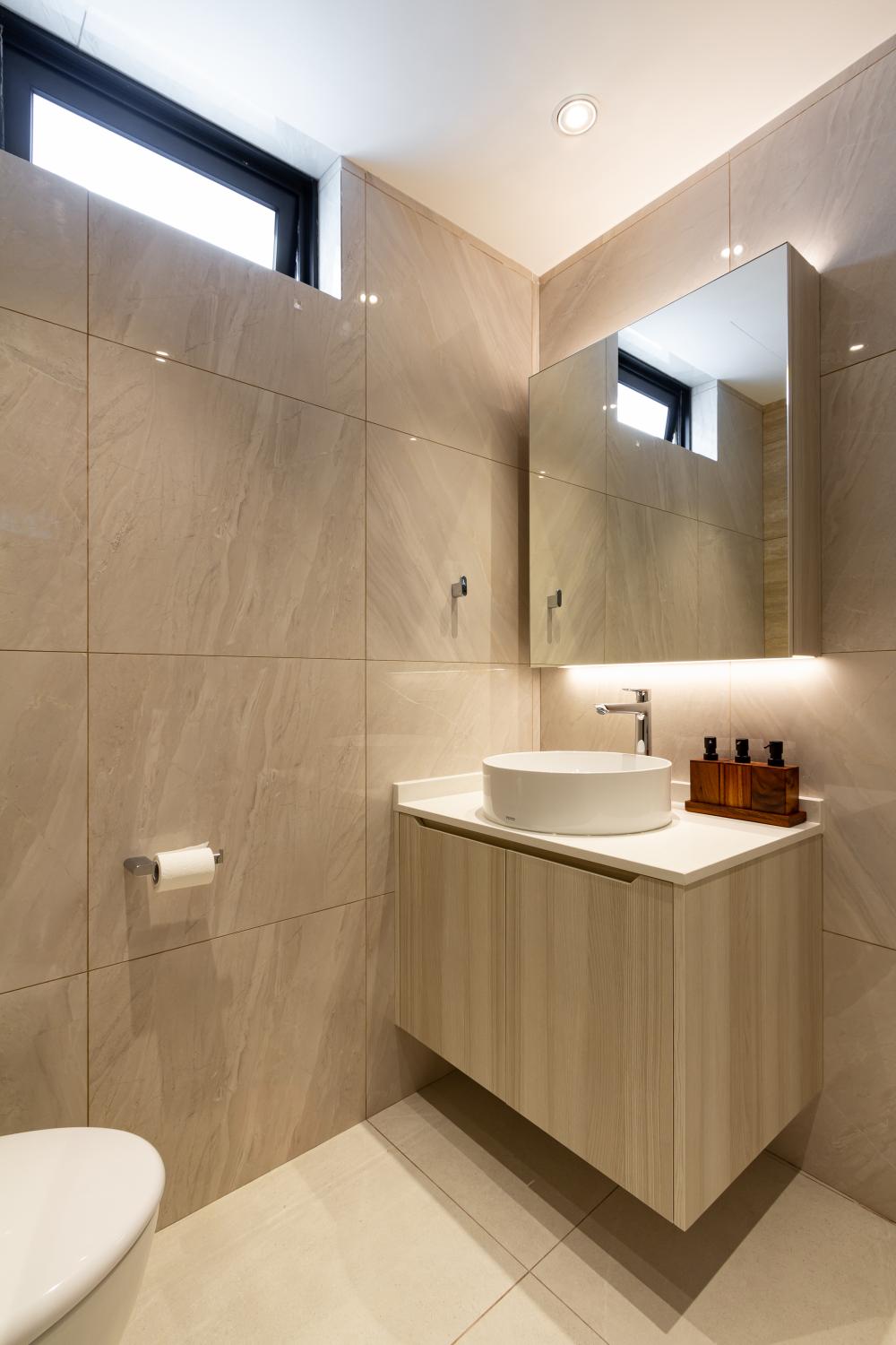 Modern Bathroom with Countertop and Toilet Bowl