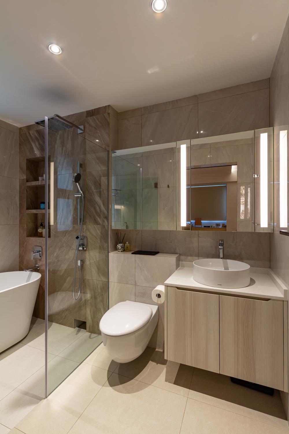 Modern Bathroom with Mirror and Bathtub