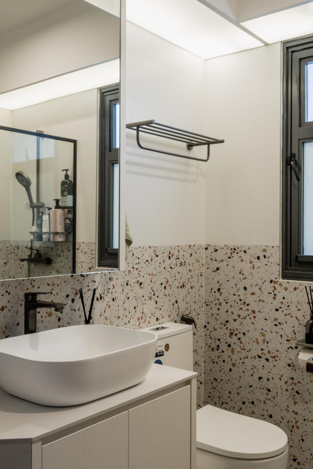 Modern Bathroom with Countertop and Mirror