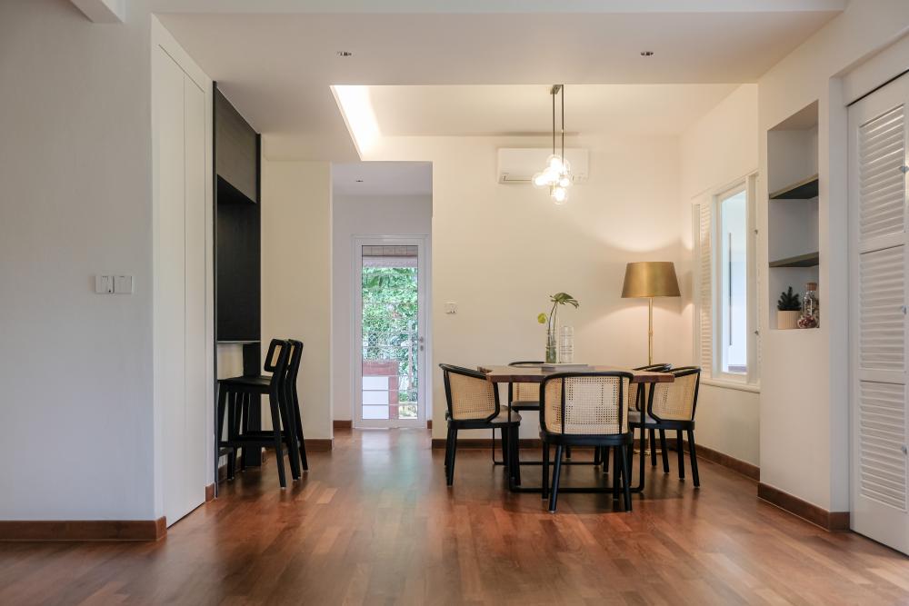 Vintage Dining Room with Cove Lighting and Drinkware
