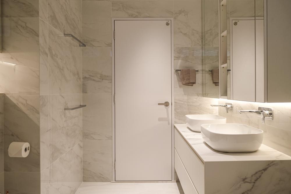 Modern Bathroom with Countertop and Mirror