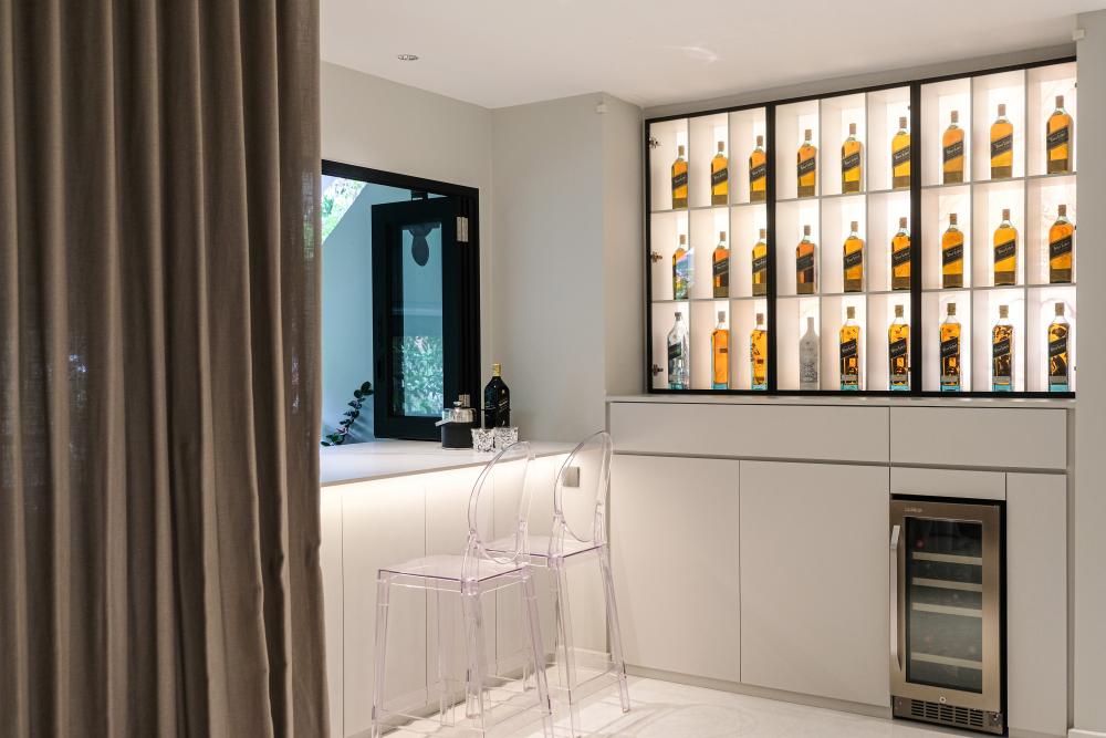 Modern Home Bar with Countertop and Bar Counter