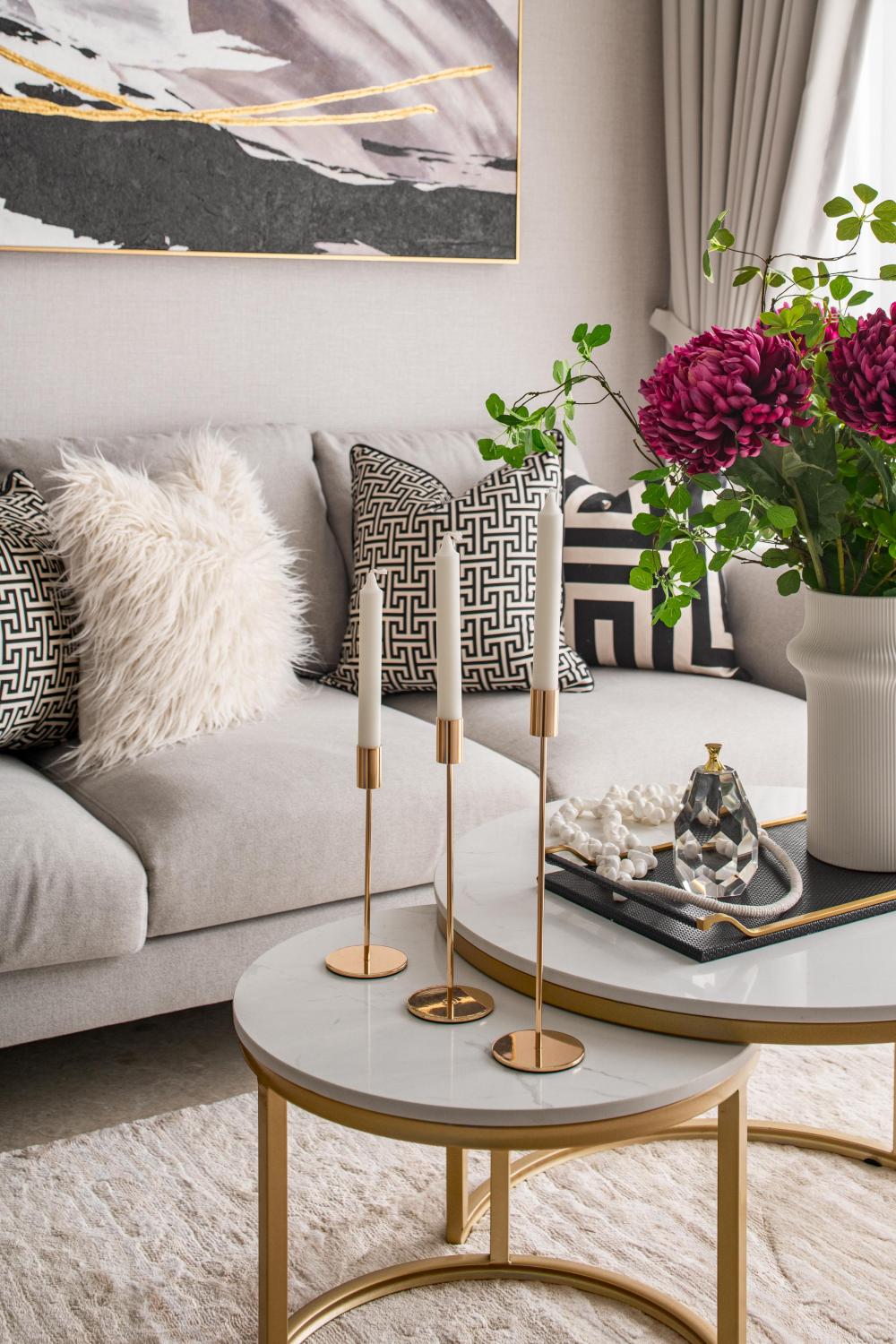 Modern Living Room with Carpet and Sofa