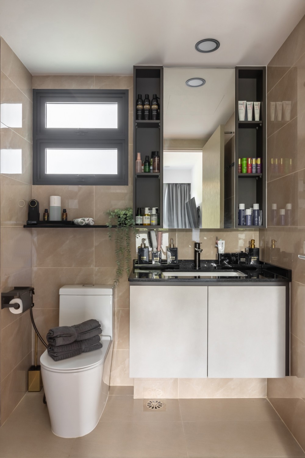 Modern Bathroom with Countertop and Homogeneous Tiles