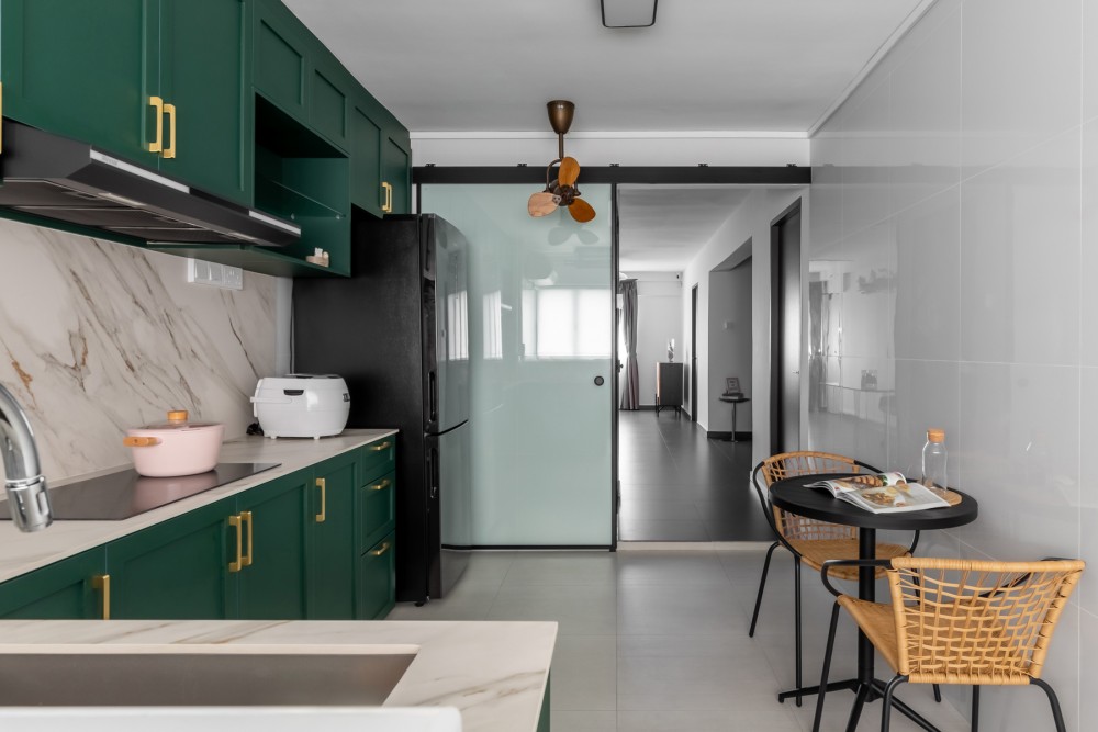 Modern Kitchen with Homogeneous Tiles and Kitchen Backsplash
