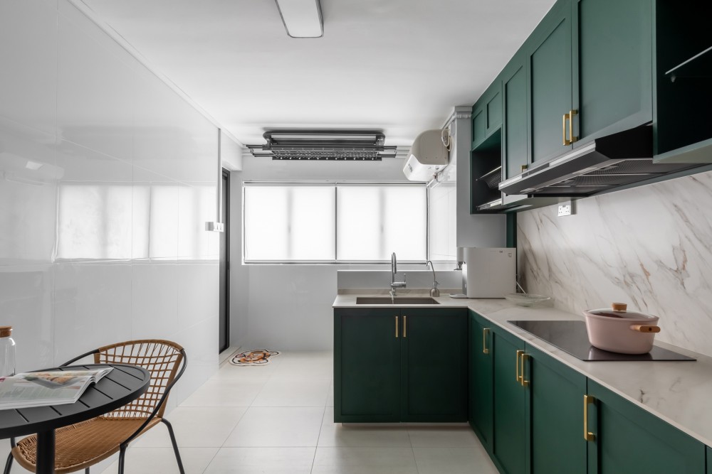 Modern Kitchen with Countertop and Homogeneous Tiles