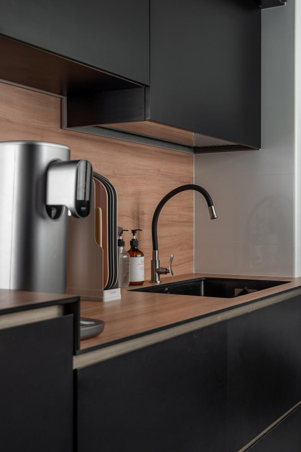 Contemporary Kitchen with Cupboard and Open Kitchen
