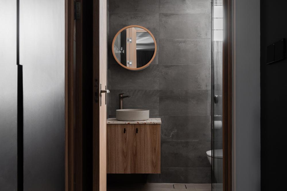 Contemporary Bathroom with Homogeneous Tiles and Rainshower