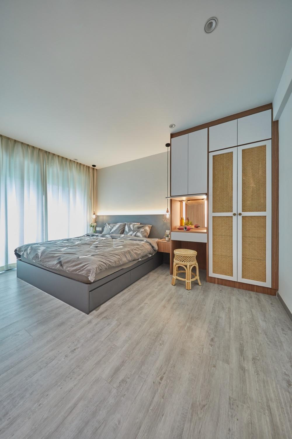 Contemporary Bedroom with Vinyl Flooring and Wardrobe