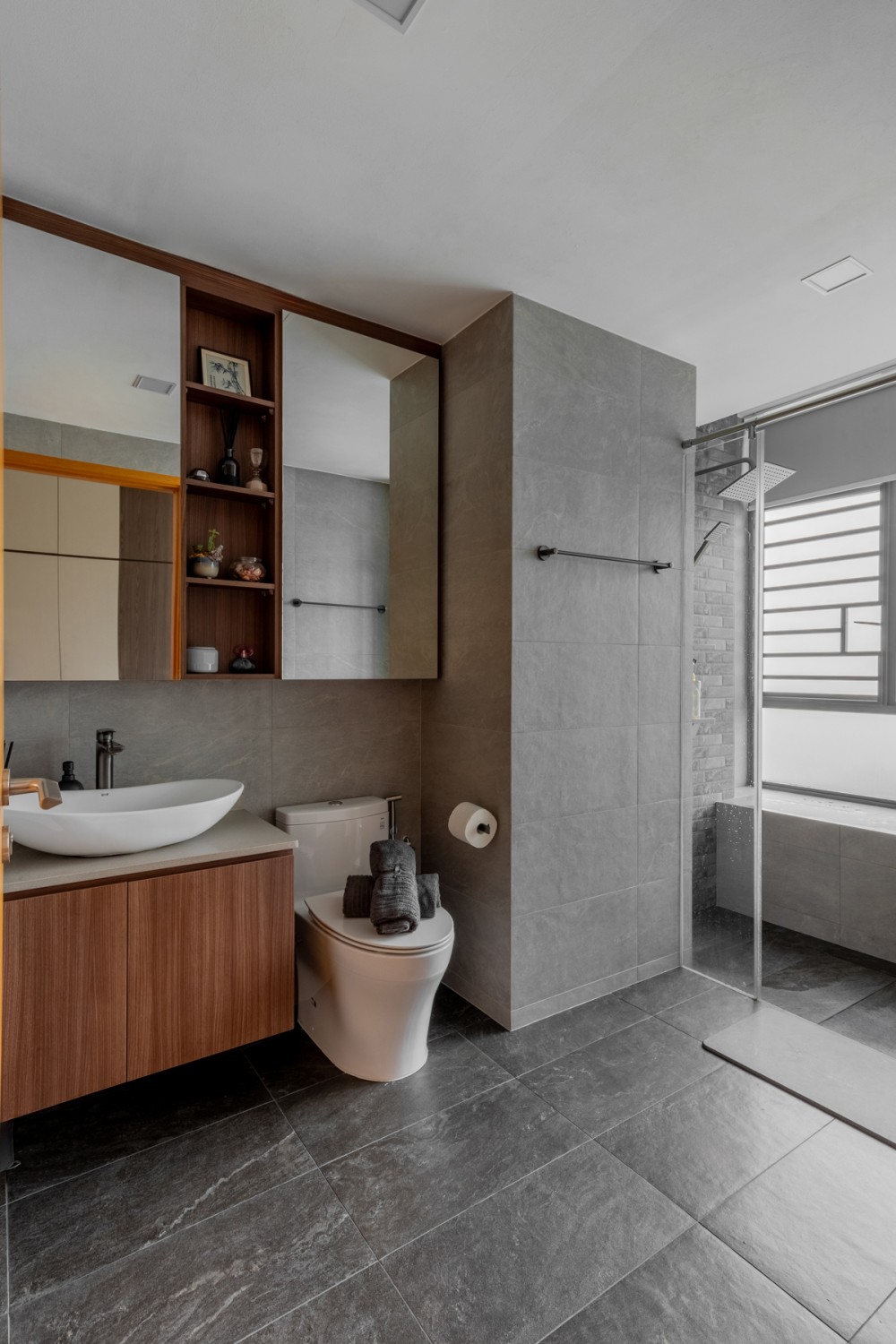 Contemporary Bathroom with Homogeneous Tiles and Mirror