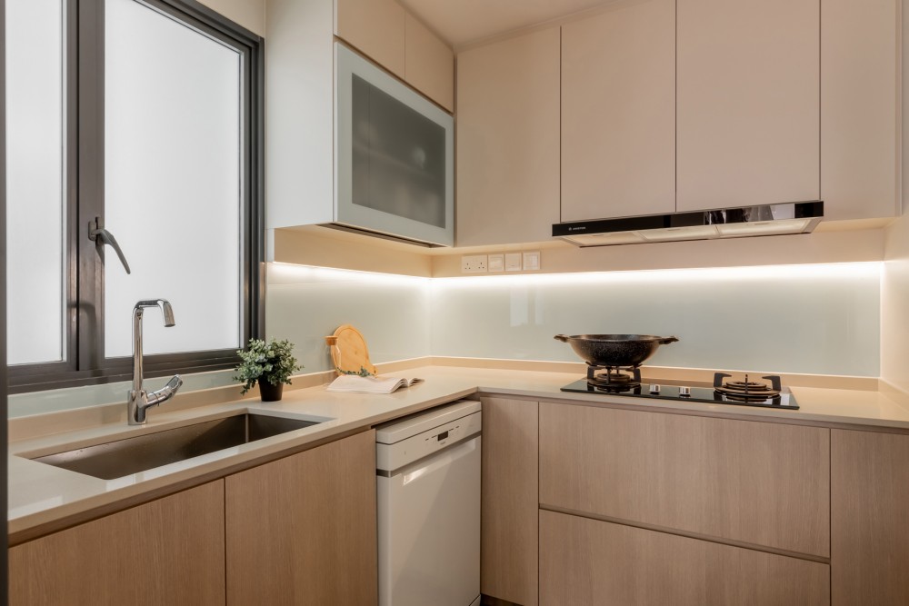 Contemporary Kitchen with Countertop and Homogeneous Tiles