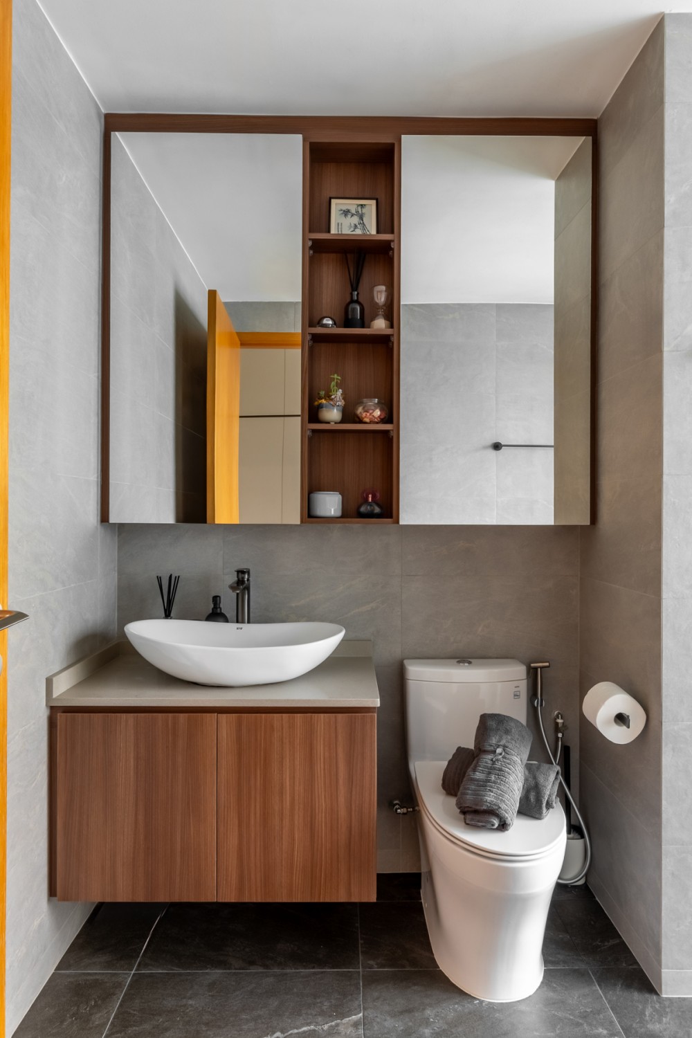Contemporary Bathroom with Countertop and Homogeneous Tiles