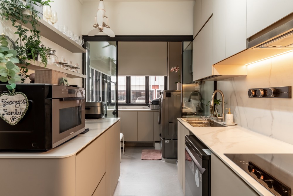 Modern Kitchen with Homogeneous Tiles and Kitchen Backsplash