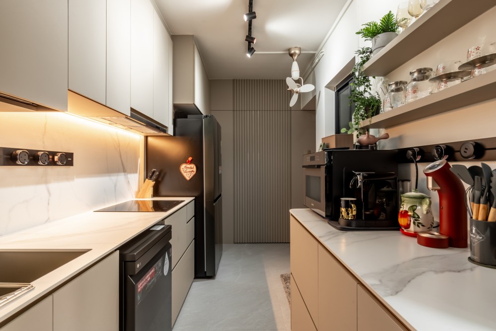 Modern Kitchen with Countertop and Homogeneous Tiles