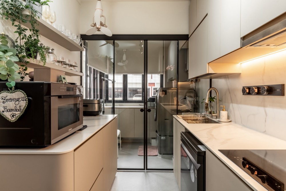 Modern Kitchen with Countertop and Homogeneous Tiles
