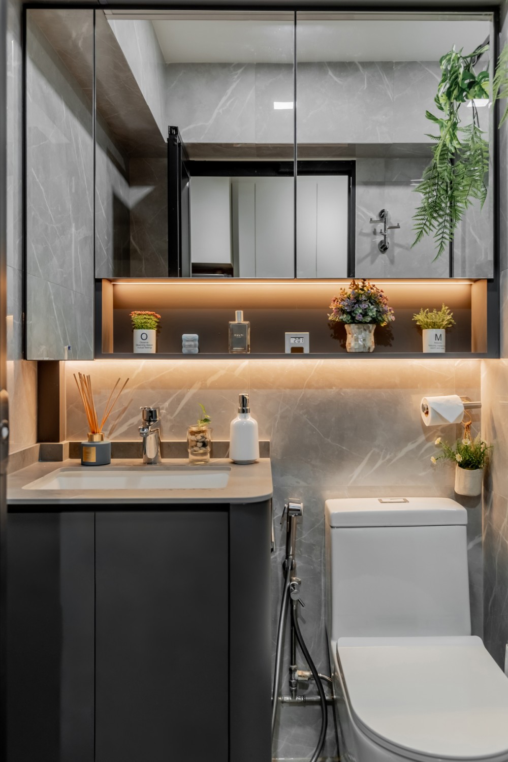 Modern Bathroom with Countertop and Mirror
