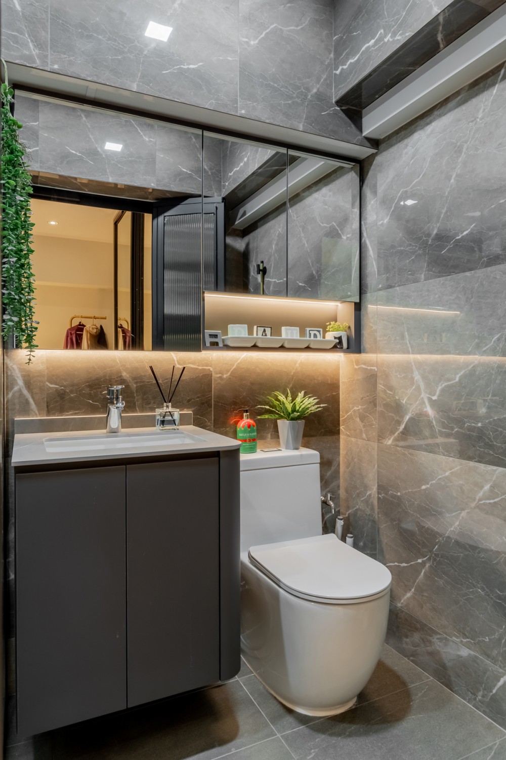 Modern Bathroom with Countertop and Homogeneous Tiles
