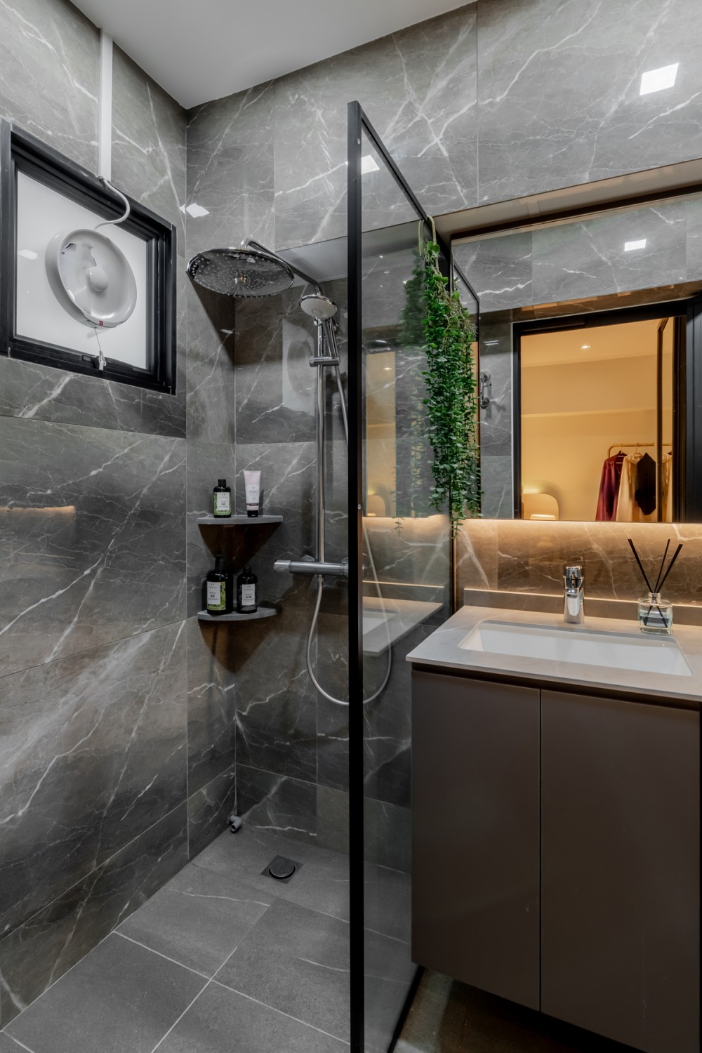 Modern Bathroom with Countertop and Homogeneous Tiles