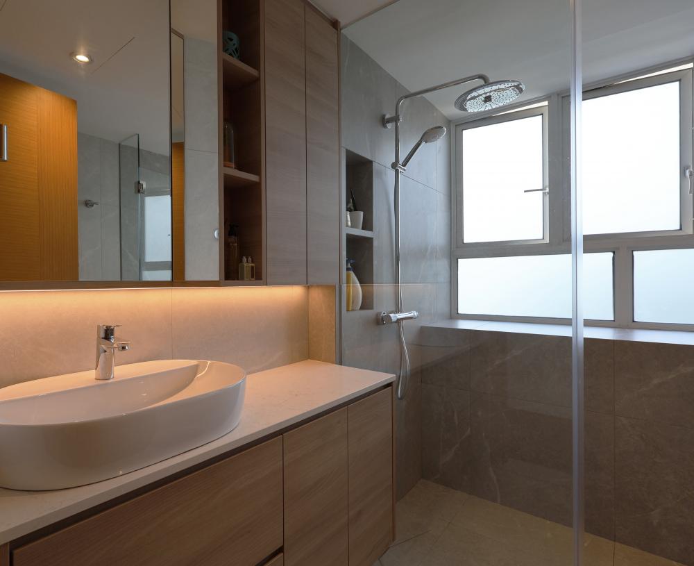 Contemporary Bathroom with Mirror and Rainshower