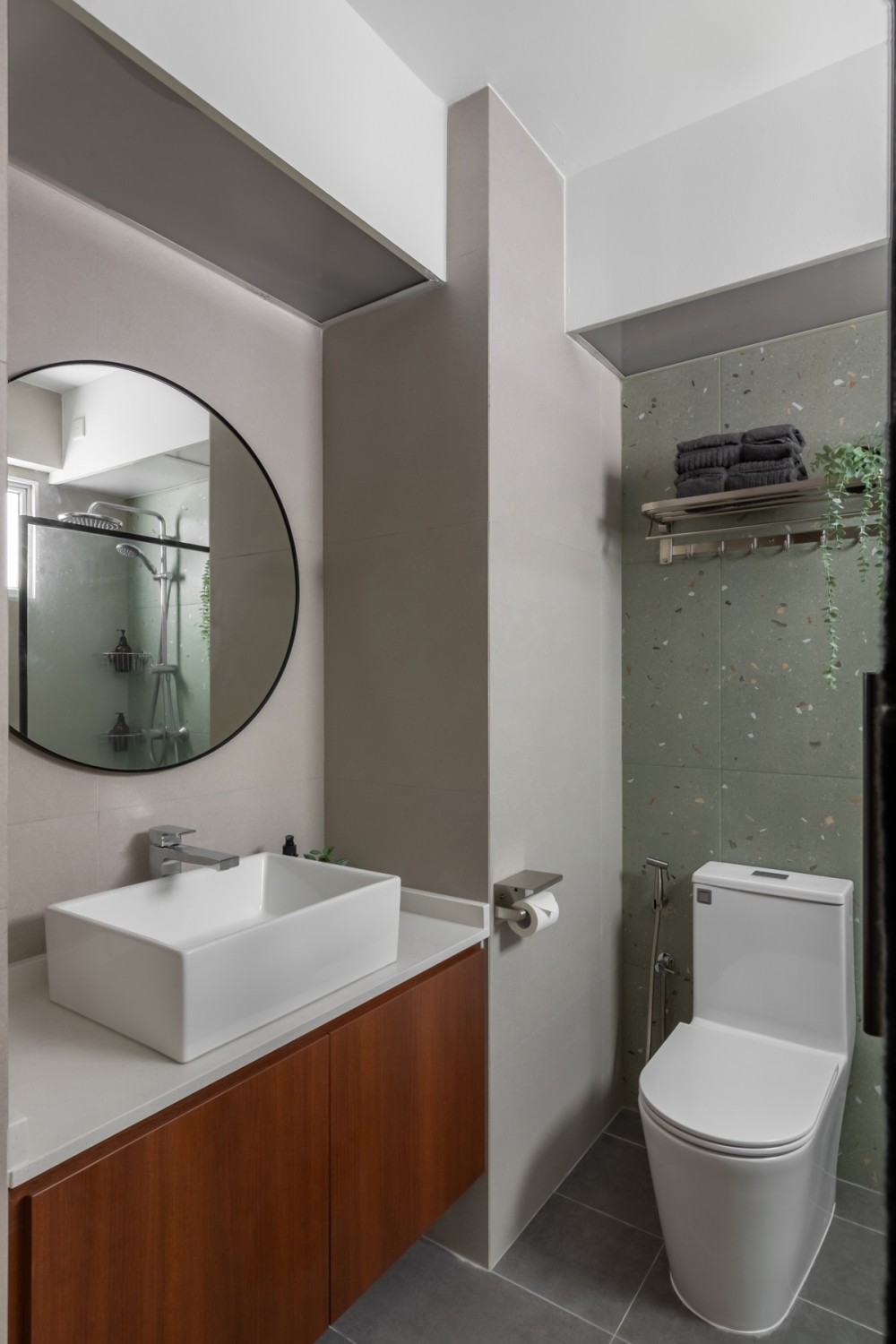 Modern Bathroom with Countertop and Homogeneous Tiles