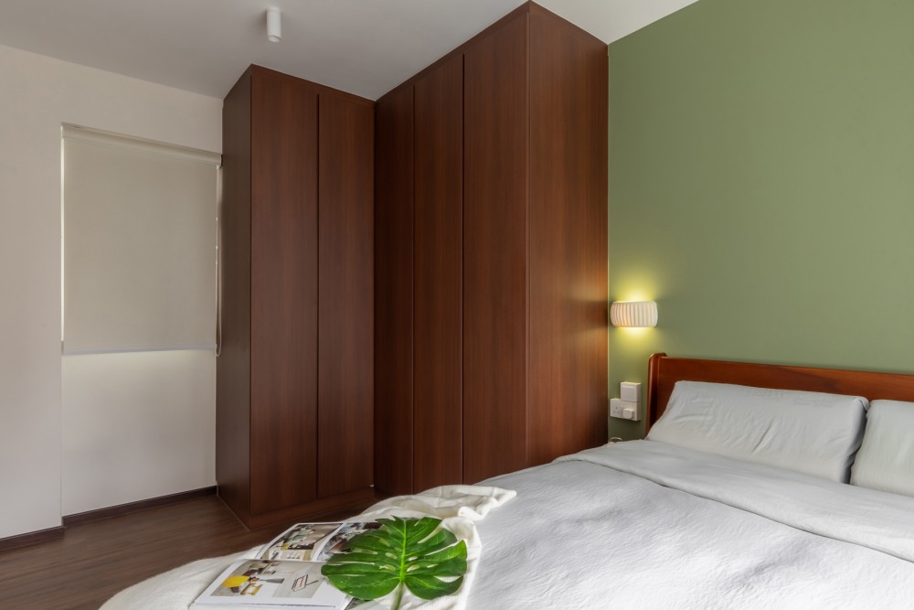 Modern Bedroom with Vinyl Flooring and Wardrobe