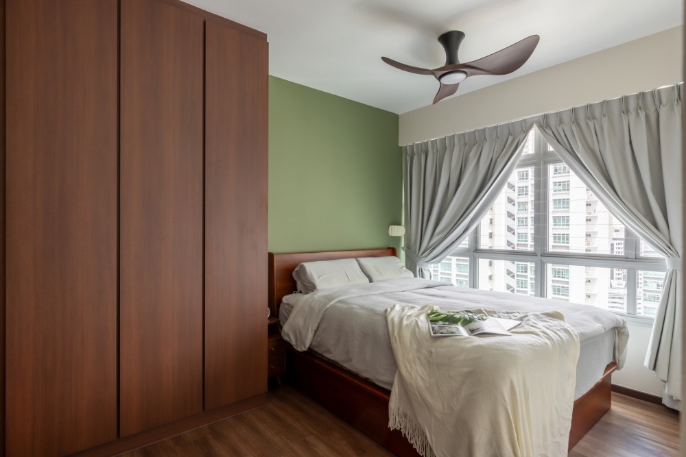 Modern Bedroom with Vinyl Flooring and Wardrobe