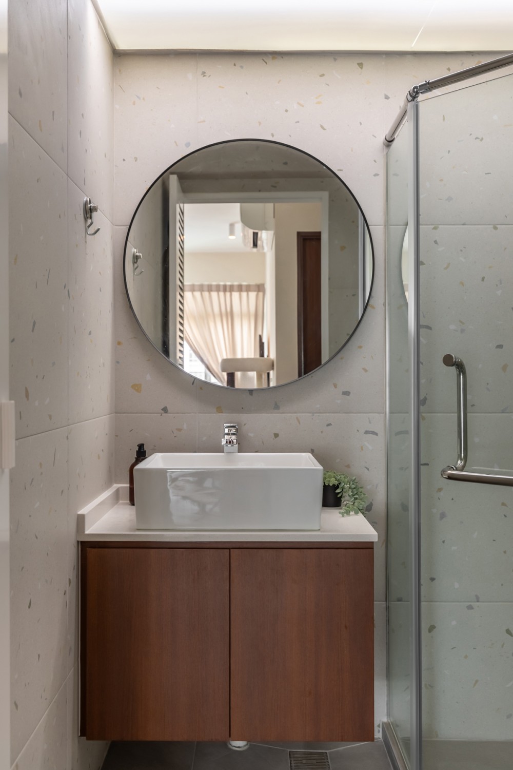 Modern Bathroom with Countertop and Homogeneous Tiles