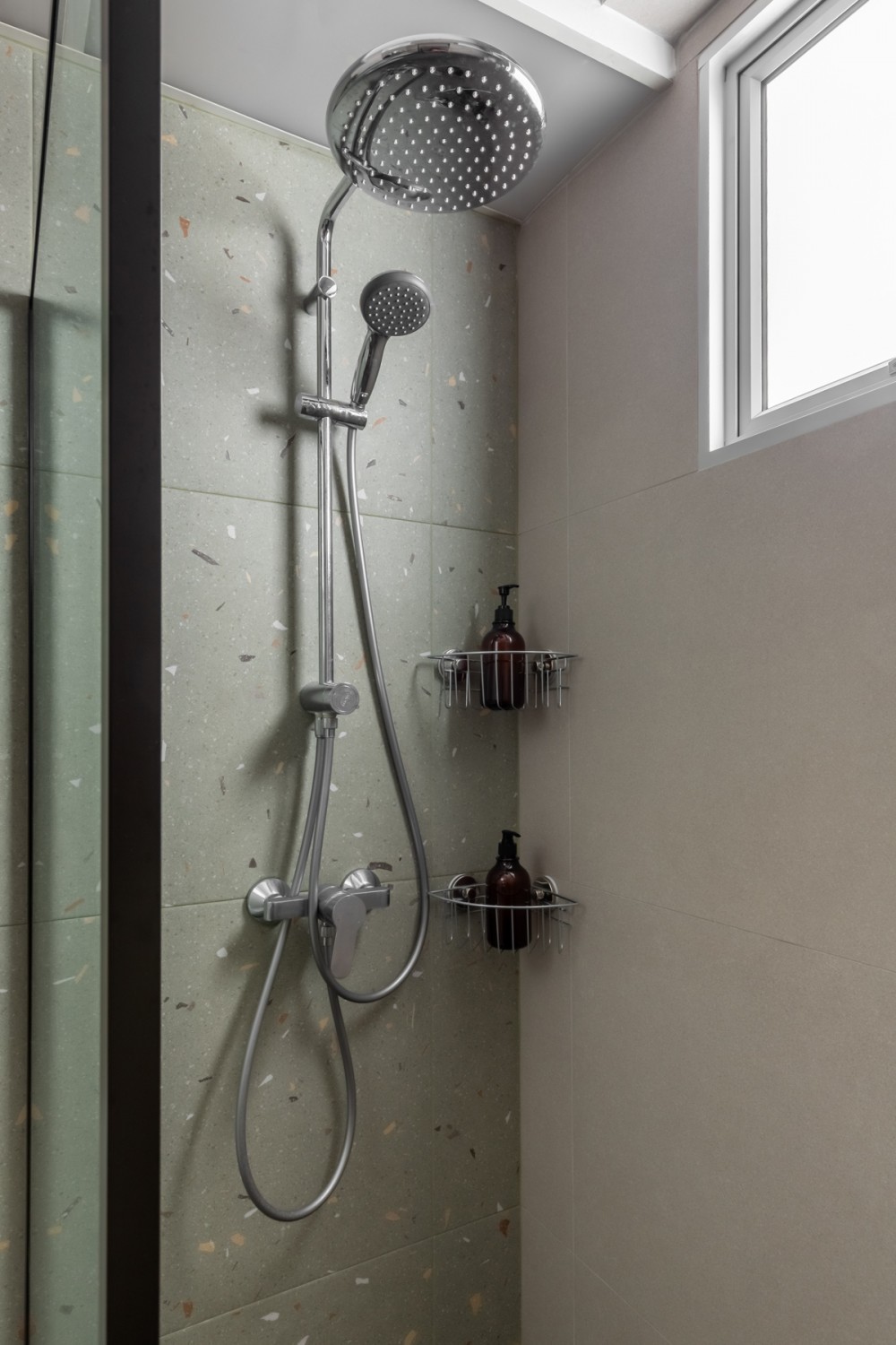 Modern Bathroom with Homogeneous Tiles and Shower Screen