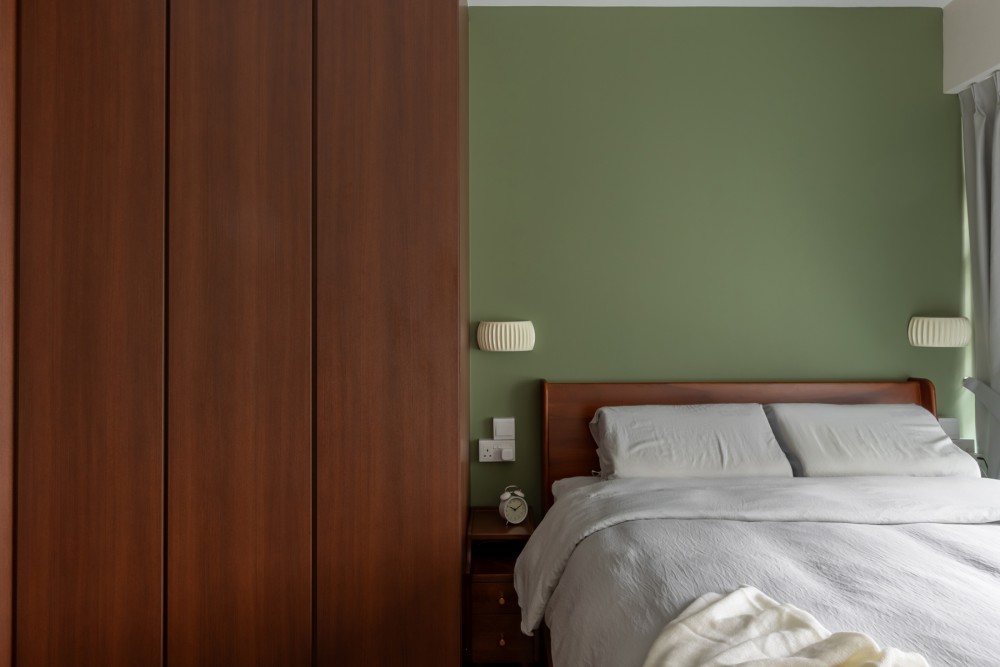 Modern Bedroom with Feature Wall and Wardrobe