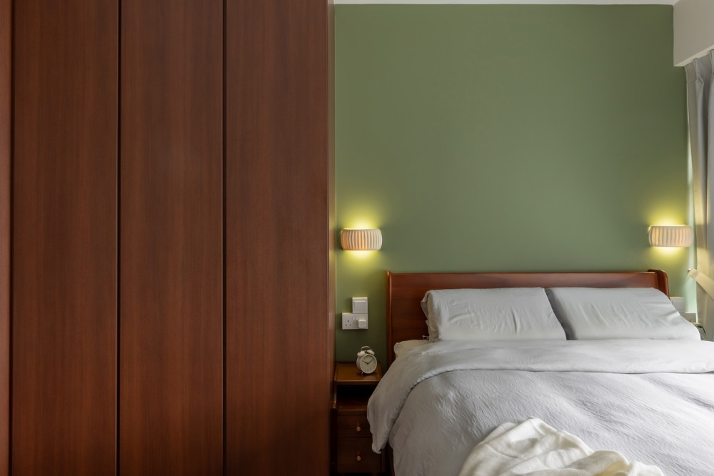 Modern Bedroom with Feature Wall and Wardrobe