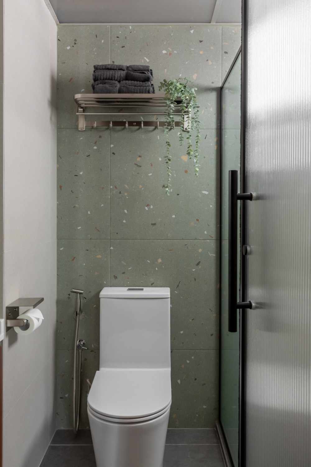 Modern Bathroom with Homogeneous Tiles and Shower Screen