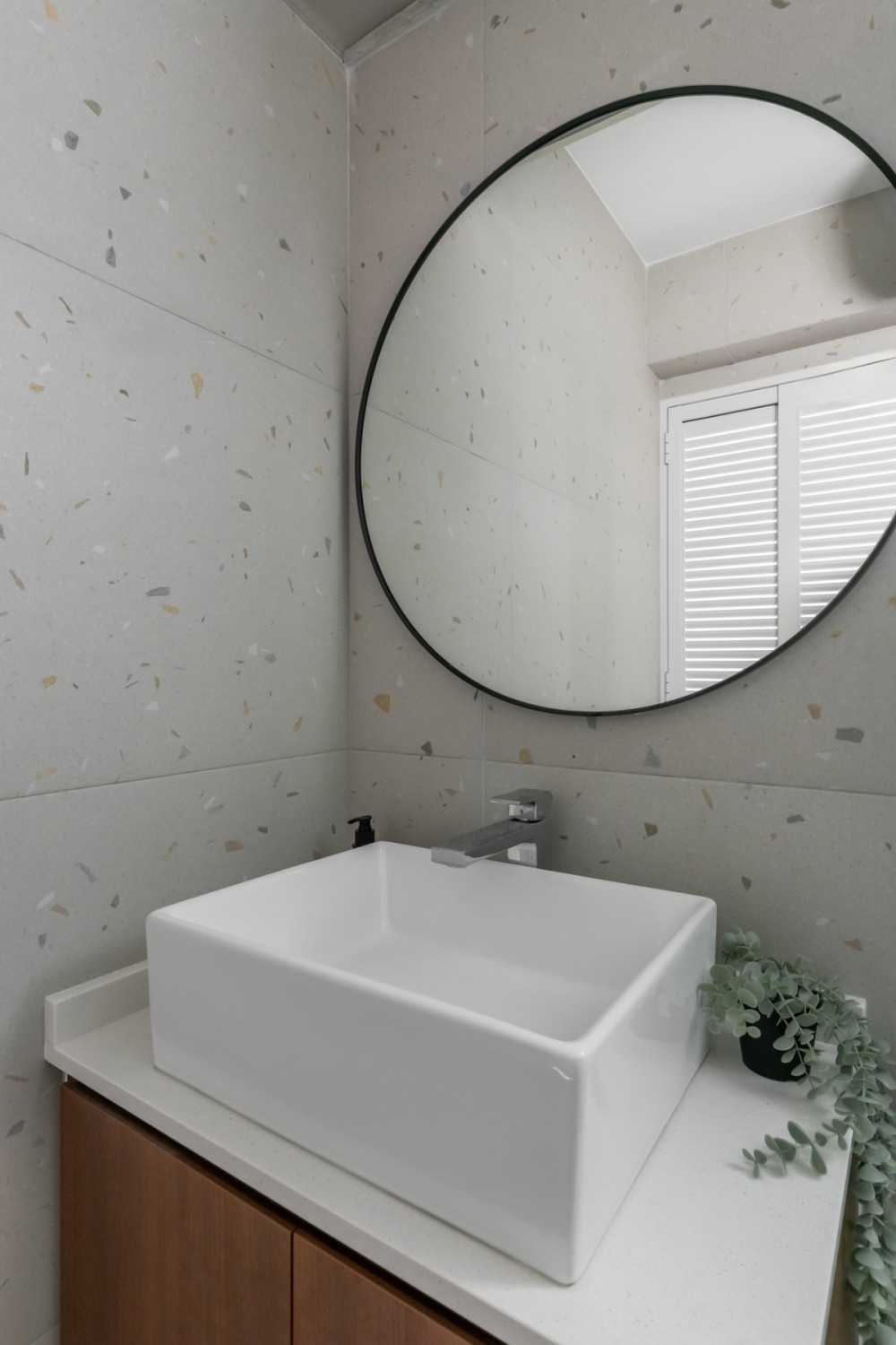 Modern Bathroom with Countertop and Homogeneous Tiles