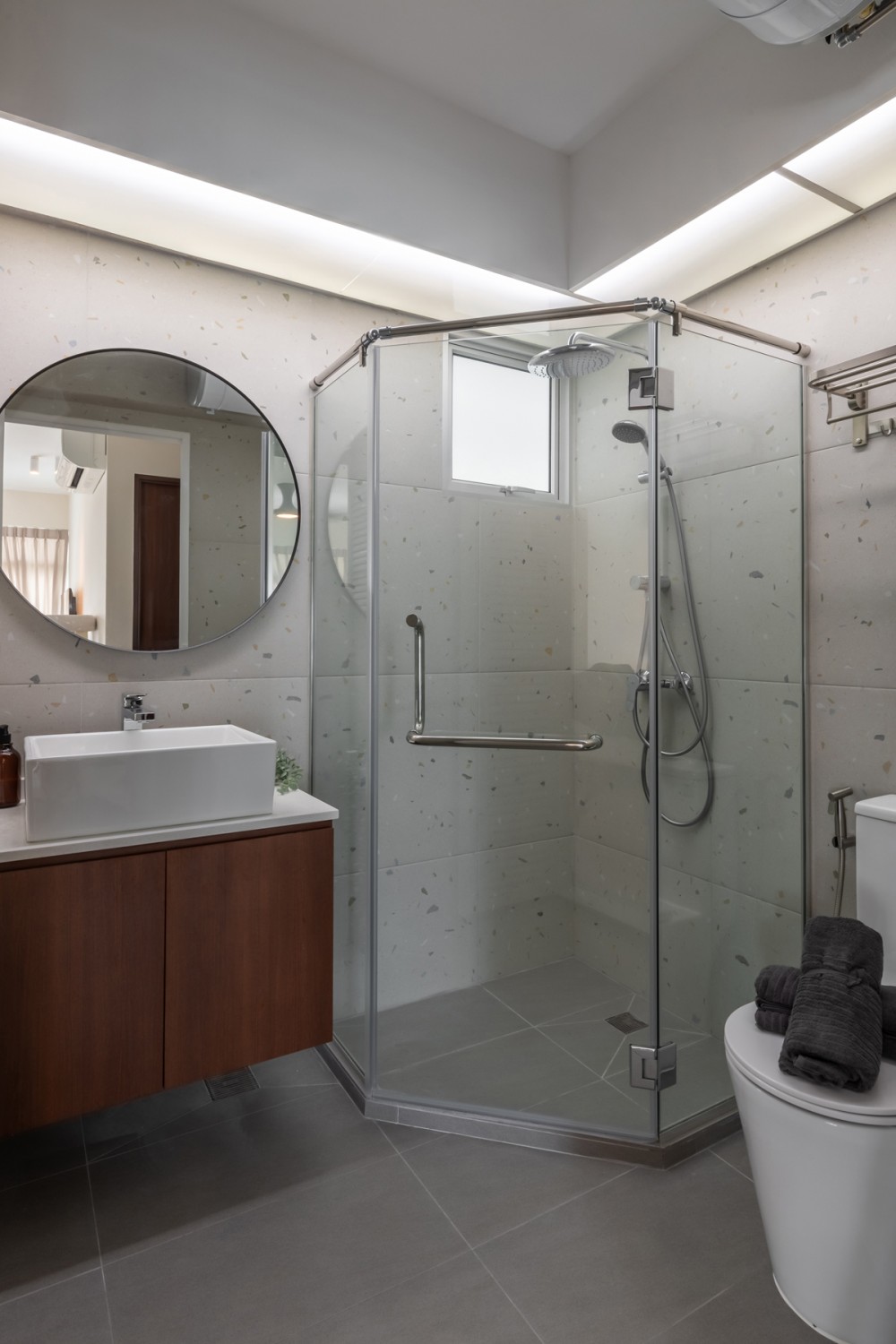 Modern Bathroom with Homogeneous Tiles and Mirror