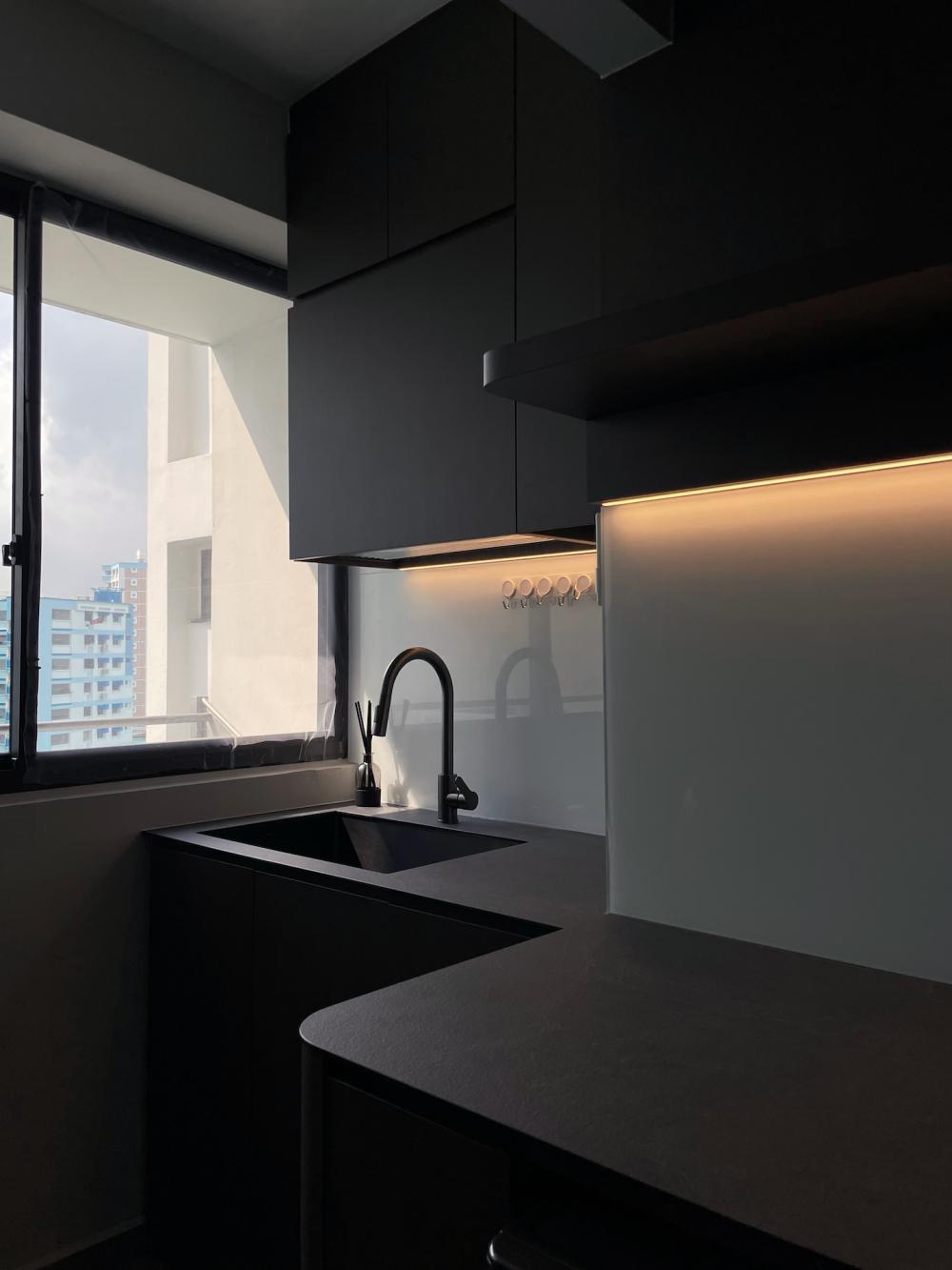 Modern Kitchen with Countertop and Mosaic