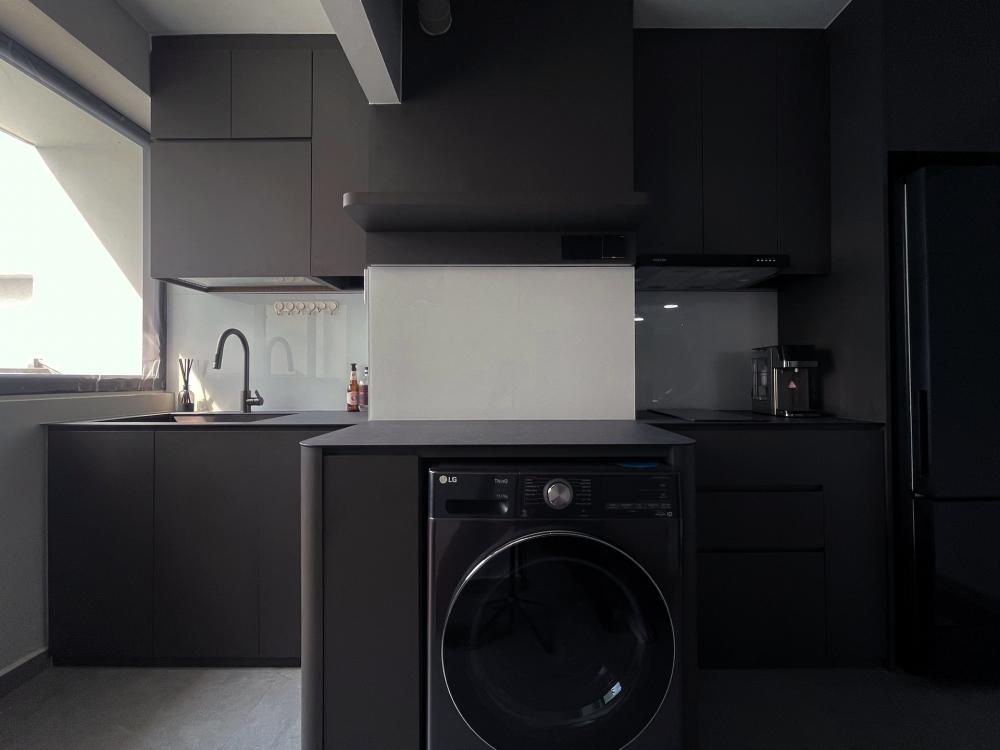 Modern Kitchen with Countertop and Open Kitchen